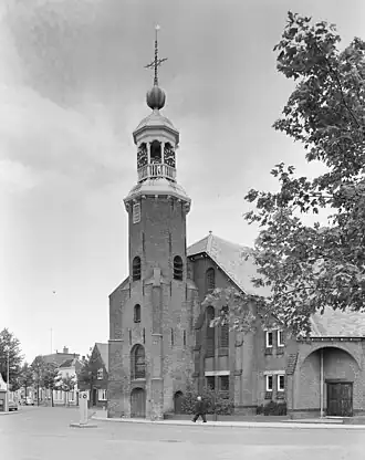 Toren met nieuw kerkgebouw