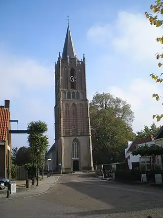 Toren NH-kerk te Houten, met links nog de wagenmakerij