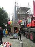 Toekomstige toren van de Sint Michaëlskerk staat voor de kerk.