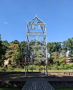 Metalen constructie die de toren van het kasteel Zevenaar weergeeft