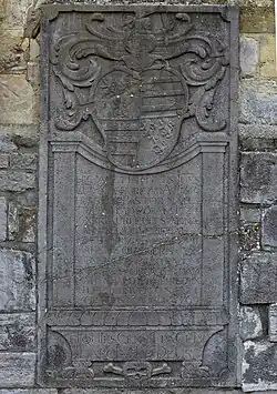 Grafsteen in de muur van de toren