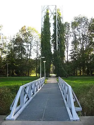 Brug 1828 met op de achtergrond Park de Kuil Artistiek en bouwkundig kunstwerk (oktober 2011)