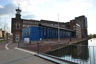 Rechtbank Almelo in 2019 met ernaast het Kunst-Torentje