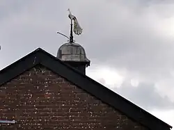 Torentje met pauw op de koestal