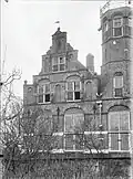 Voorgevel met de toren, in 1904