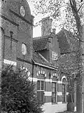 Zijgevel met erachter de oude boerderij, in 1904