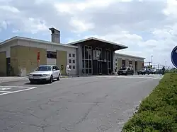 zicht vanop voorzijde stationsgebouw