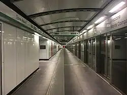 Het perron met perrondeuren