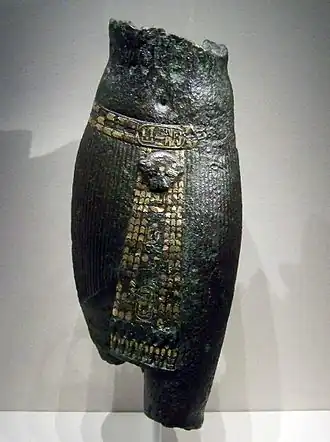 Torso van beeld van brons van farao Pedoebast I De gerestaureerde cartouche op de riem leest "User-maat-Re, gekozene van Amon, Pedoebast, zoon van de door Amon geliefde Bastet" Museu Calouste Gulbenkian