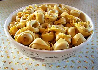 Droge, ongekookte tortellini