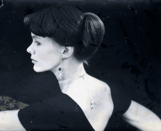 Bülow-Hube in 1959 met haar eigen ontwerp Dew drop