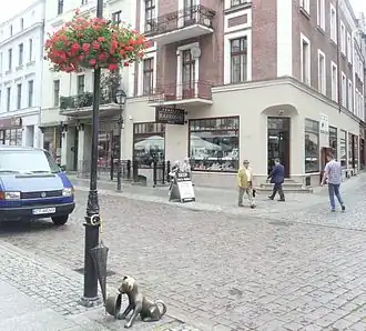 Filus, de hond van Professor Filutek, een beeld in Toruń van Zbigniew Mikielewicz