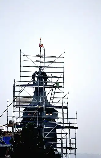 De toren van de kerk van Tostes in reparatie