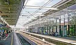 De bovengrondse perrons