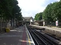 Het stationsgebouw boven de perrons gezien uit het noorden.