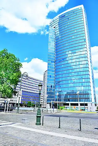 Het Madouplein met de Madoutoren