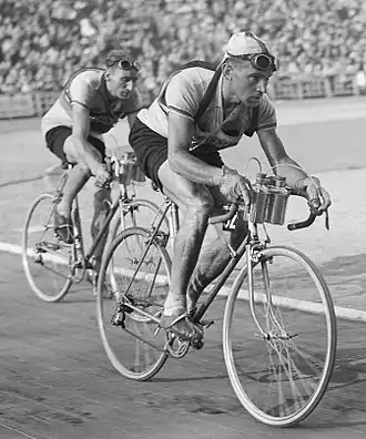 Jan Lambrichs aan de eindstreep van de 2e etappe van de Ronde van Frankrijk 1949
