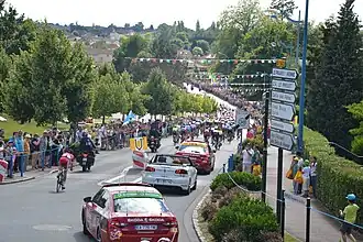 Het peloton rijdt door Panazol