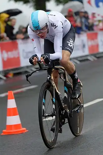 Chris Froome rijdt de tijdrit