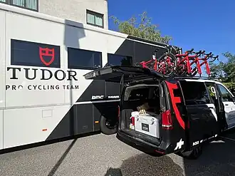 Wagenpark van de ploeg tijdens de Ronde van de Ain 2013.