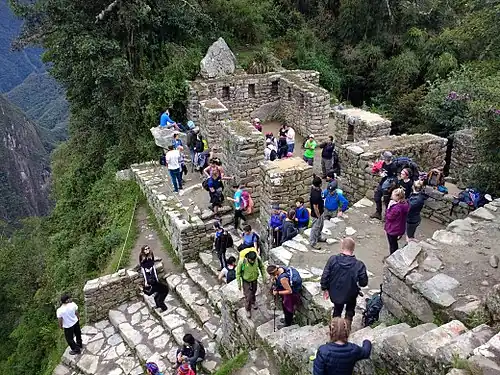 Toeristen bij de Zonnepoort, een verdedigingswerk op het Inca Trail naar Machu Picchu