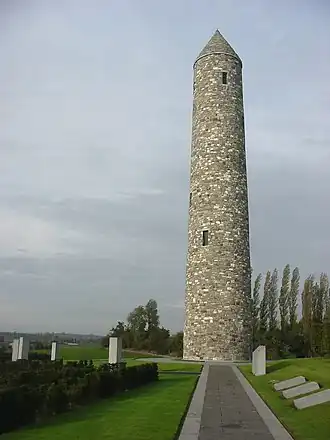 De symbolische Ierse Ronde Toren op het Ierse Vredespark
