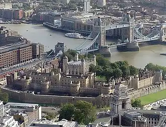 De lopers maken een U-bocht op Tower Hill (voorgrond), vlak bij de Tower of London