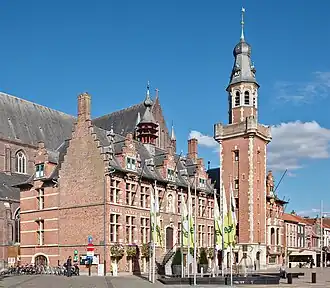 Op de voorgrond het Stadhuis met het Belfort