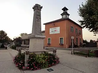 Gemeentehuis en oorlogsmonument