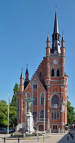 Voormalig gemeentehuis, neogotiek