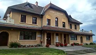 Gemeentehuis en school