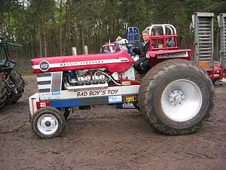 veiligheidskooi op een tractor gebruikt voor tractorpulling