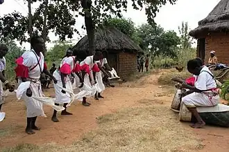 Kamba voeren een traditionele dans uit