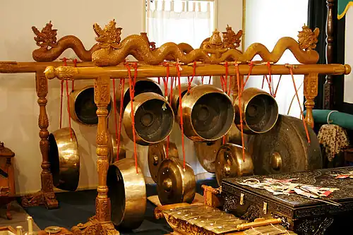 Twee gong-sets van de Javaanse Gamelan: Gong ageng (rechts) — Gong suwukan (links)