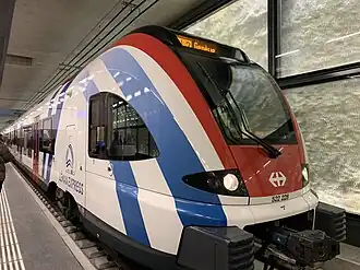 Een Stadler FLIRT van de Léman Express op station Genève-Eaux-Vives