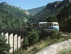 Een trein op 'Le viaduc de la Maouna'