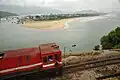 Een trein passeert het beroemde strand van Lăng Cô