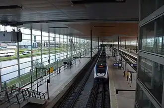 Links twee sporen met een Sprinter Lighttrain. Rechts ook de twee andere reizigerssporen.