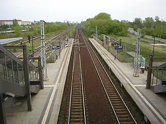 Perrons en sporen van "Regionalbahnhof" Hohenschönhausen; links zijn de S-Bahnsporen te zien.
