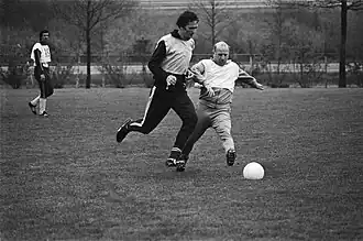 Kees Krijgh (links) in duel met Kees Rijvers tijdens een training (1978)