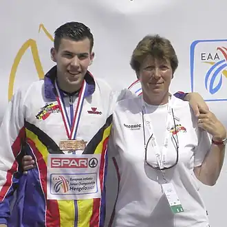Trainster Leen Wuyts (rechts) samen met speerwerper Thomas Smet op het podium in 2007.
