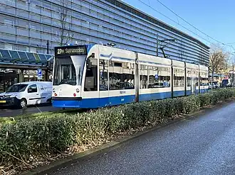 Een tram van lijn 27 op weg naar het Surinameplein rijdt over Tussen Meer.