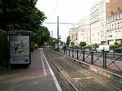 Aansluiting met tramlijnen 7 en 25.