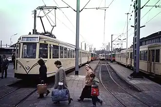 Oude NMVB-trams (Type S-Oostende) met twee aanhangrijtuigen in Oostende; 1982. Een van de laatste jaren dat dit type in dienst was.