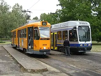 Gelede wagens 2836 en 5001 op lijn 15; 17 september 2009.