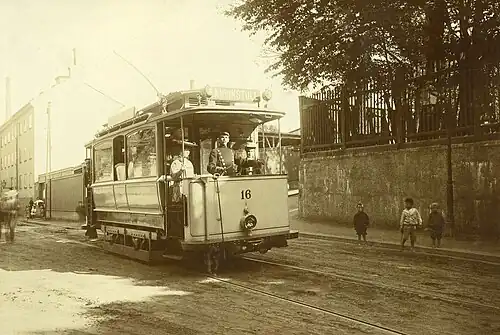 Motorwagen 16 op de Danviksgatan in 1908, in de begintijd van de elektrische tram van Stockholm.