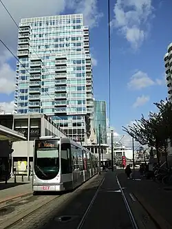 Aankomende tram bij de gelijknamige halte van de Lijnbaan