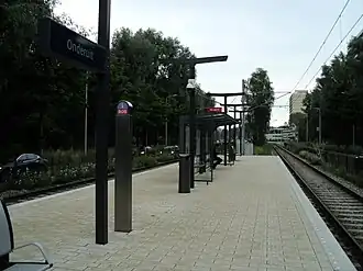 De halte ligt gelegen tussen twee buurten in.