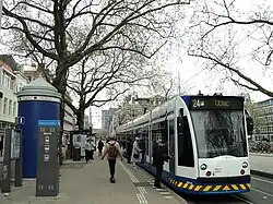 Gelijknamige tramhalte aangrenzend aan de ingang van het metrostation aan de Weteringschans