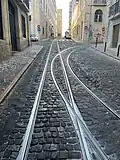 Tramspoor in scherpe bocht gestrengeld met doorgaand spoor te Lissabon.
